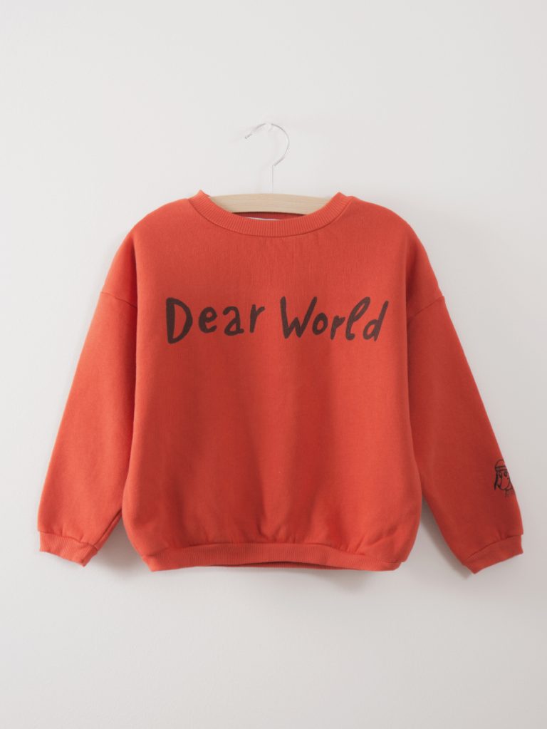 SWEATSHIRT DEAR WORLD RED CLAY